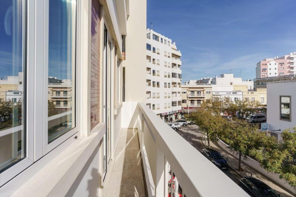 Modern & Bright - Faro Mercado Apt 22 Bagian luar foto